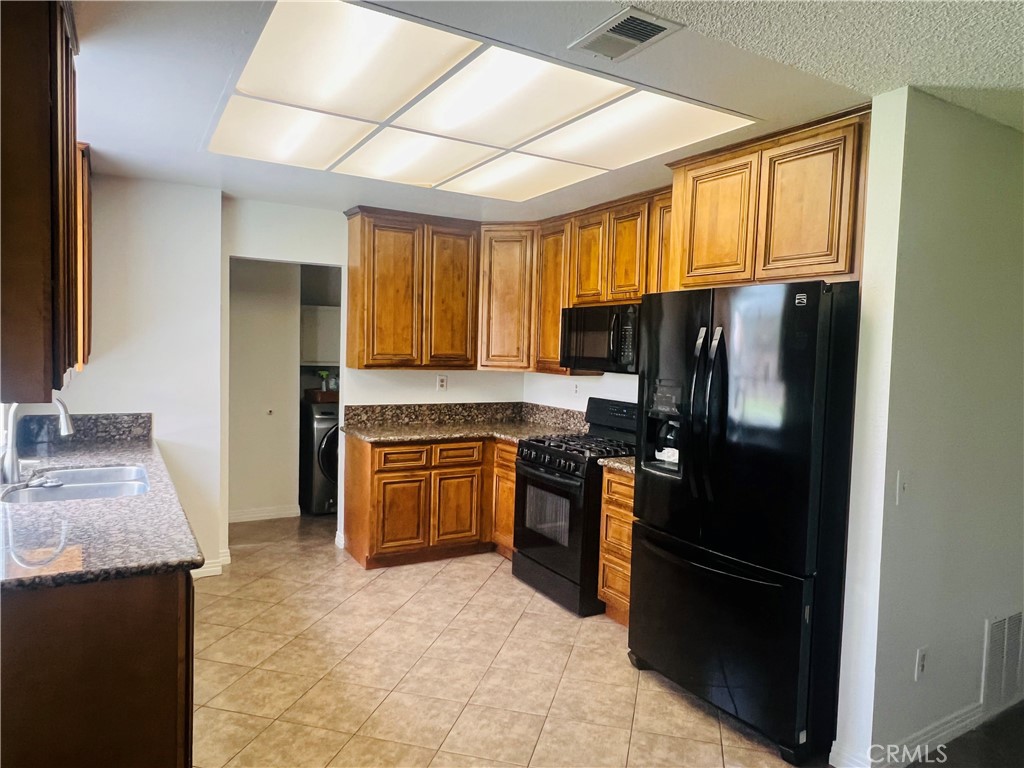 744 West Montrose Street Rialto, CA 92376 - Photo 7 of 18