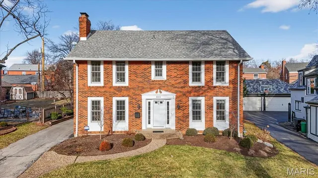 $995,000 | 8019 Crescent Drive, St. Louis, MO 63105