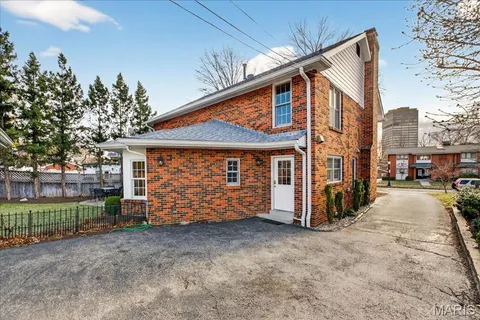 $995,000 | 8019 Crescent Drive, St. Louis, MO 63105