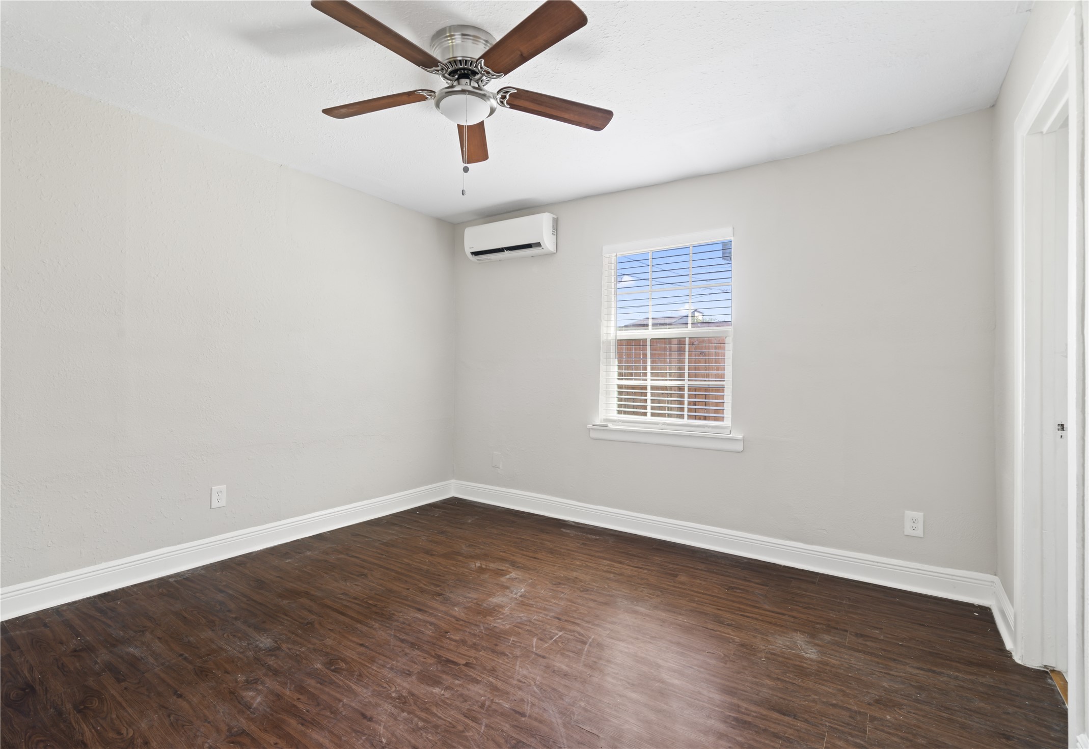 6810 Del Rio Street, Unit 4 Houston, TX 77021 - Photo 12 of 12 an empty room with wooden floor ceiling fan and windows