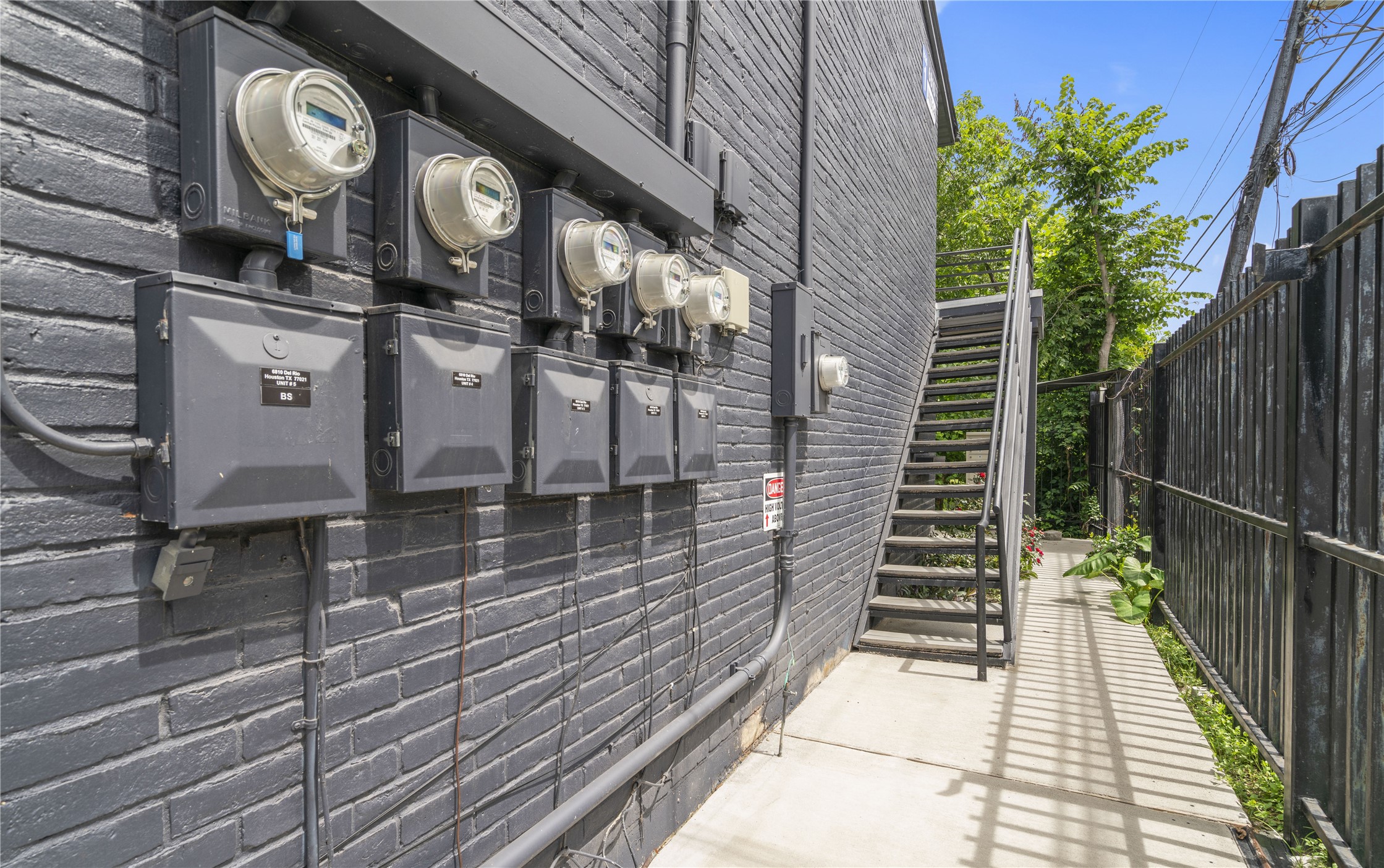 6810 Del Rio Street, Unit 4 Houston, TX 77021 - Photo 4 of 12 a view of a pathway with a building and stairs