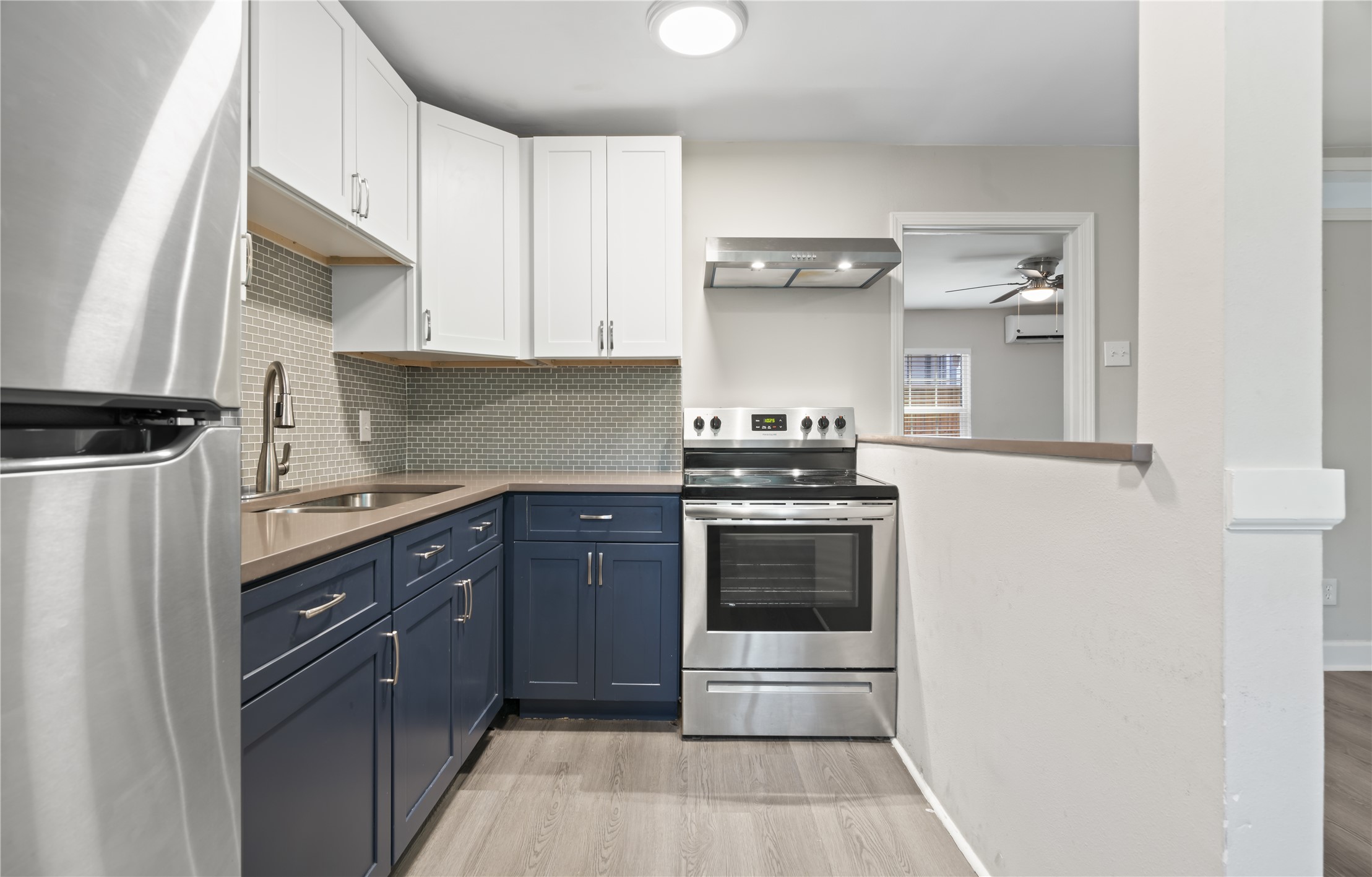 6810 Del Rio Street, Unit 4 Houston, TX 77021 - Photo 6 of 12 a kitchen with stainless steel appliances granite countertop a refrigerator and a stove