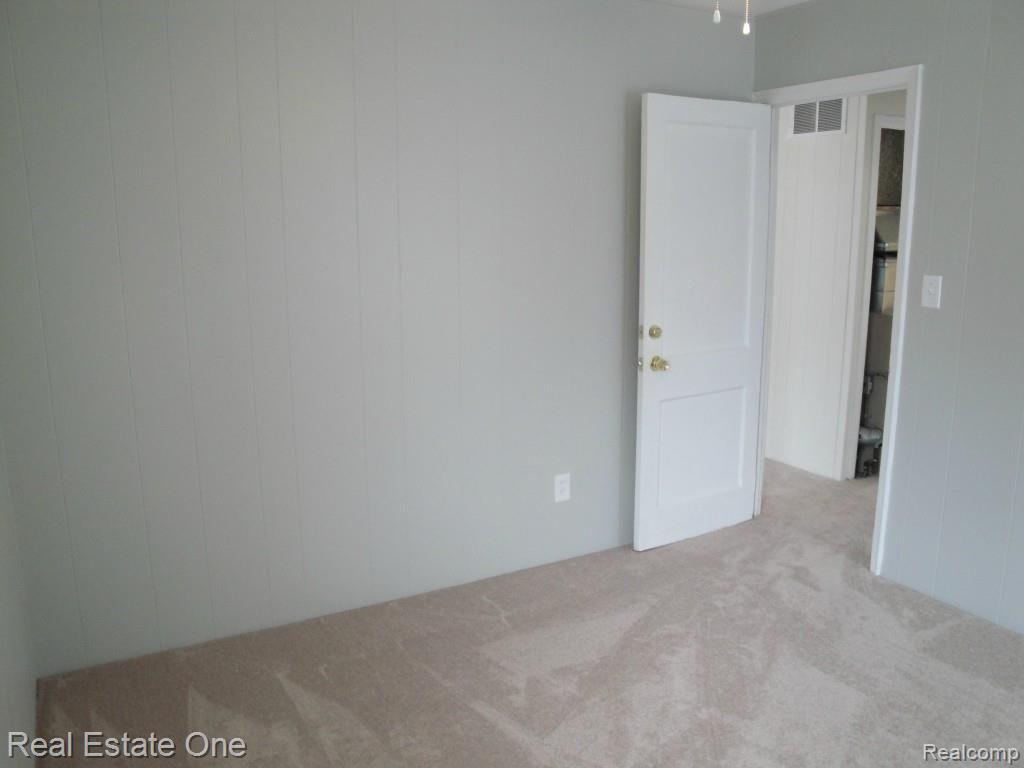 110 Manatee Hazel Park, MI 48030 - Photo 16 of 19
