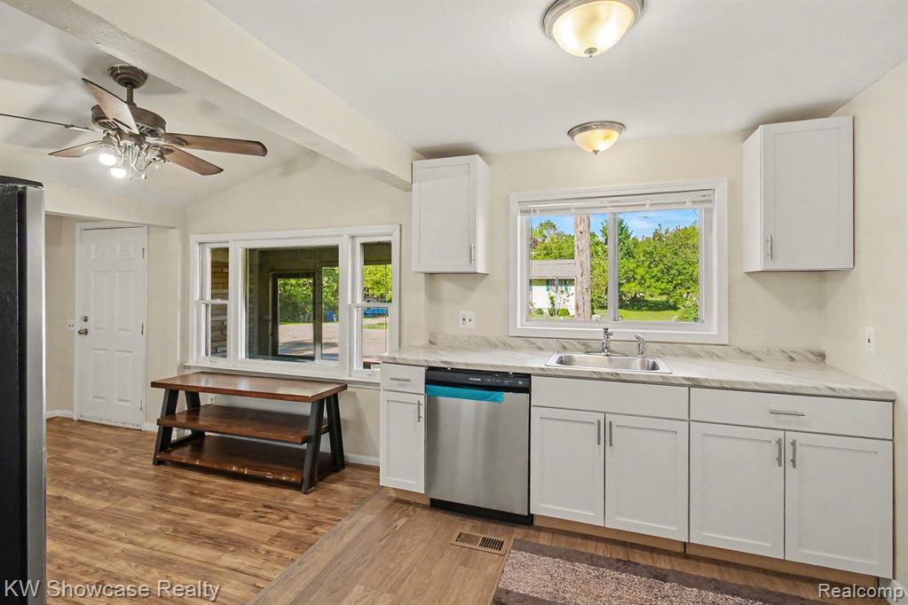 349 West Livingston Road Highland, MI 48357 - Photo 3 of 26