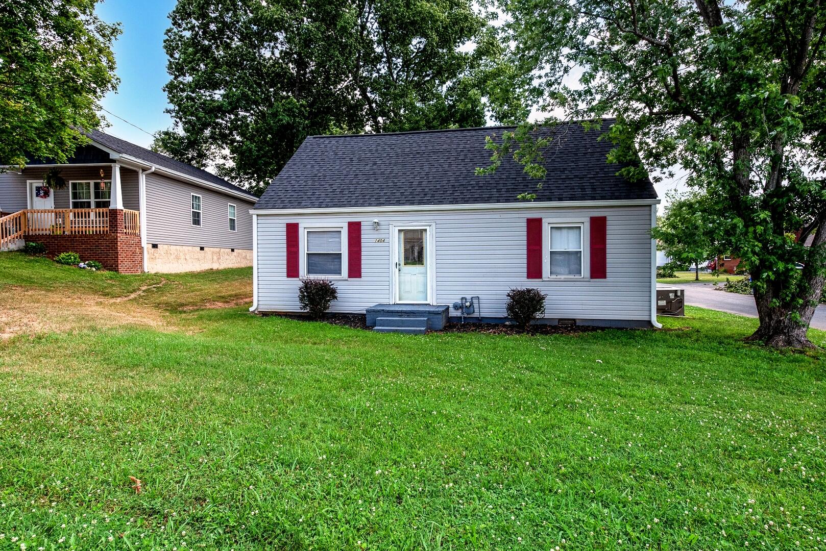 1404 North Wright Road Alcoa, TN 37701 - Photo 2 of 16 `