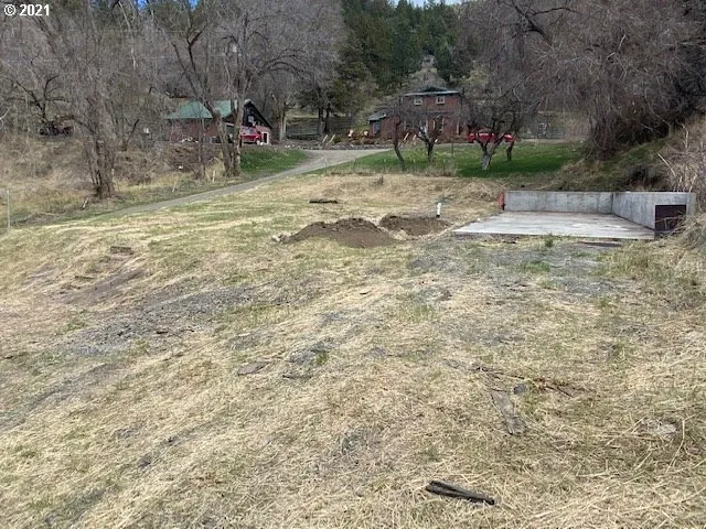 a view of a yard with a house