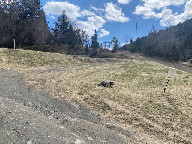 26531 Nelson Road Canyon City, OR 97820 - Photo 6 of 8 a view of a yard with wooden fence