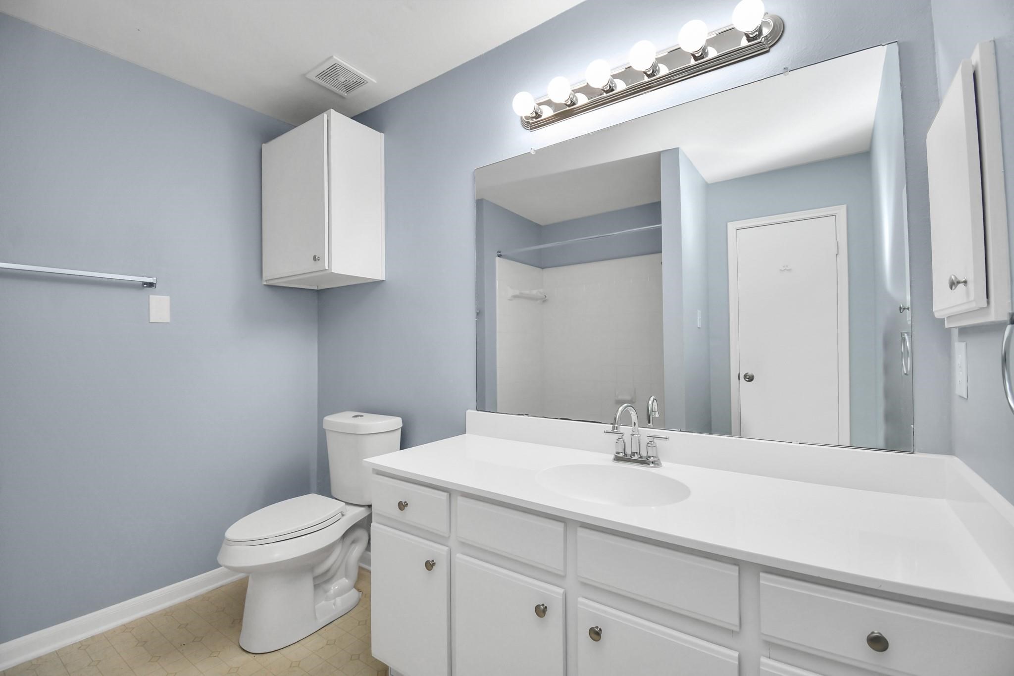 10403 Shadow Oaks Drive, Unit 3A Houston, TX 77043 - Photo 18 of 25 a bathroom with a toilet sink and mirror