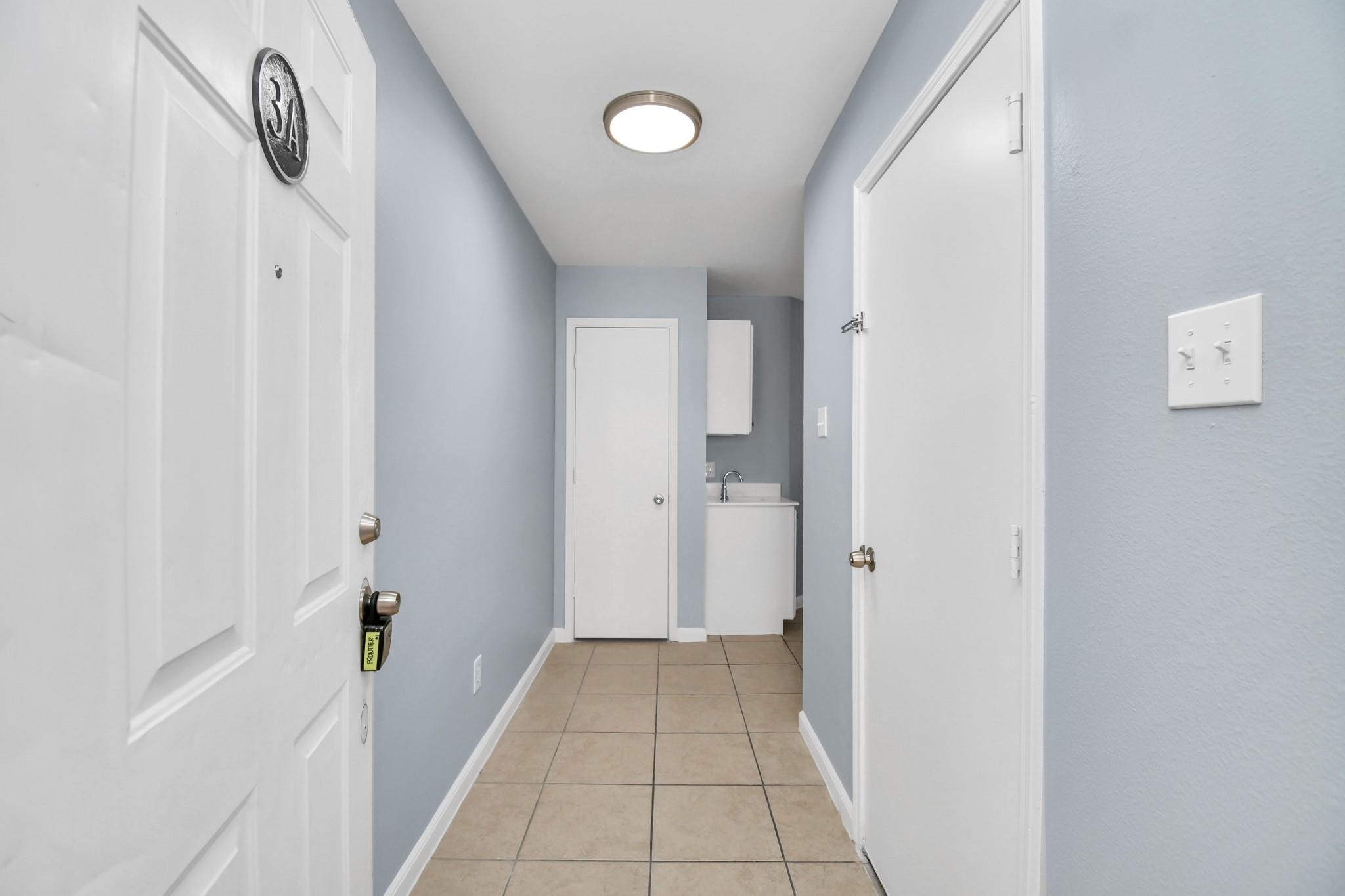10403 Shadow Oaks Drive, Unit 3A Houston, TX 77043 - Photo 2 of 25 a view of a hallway with a dining area