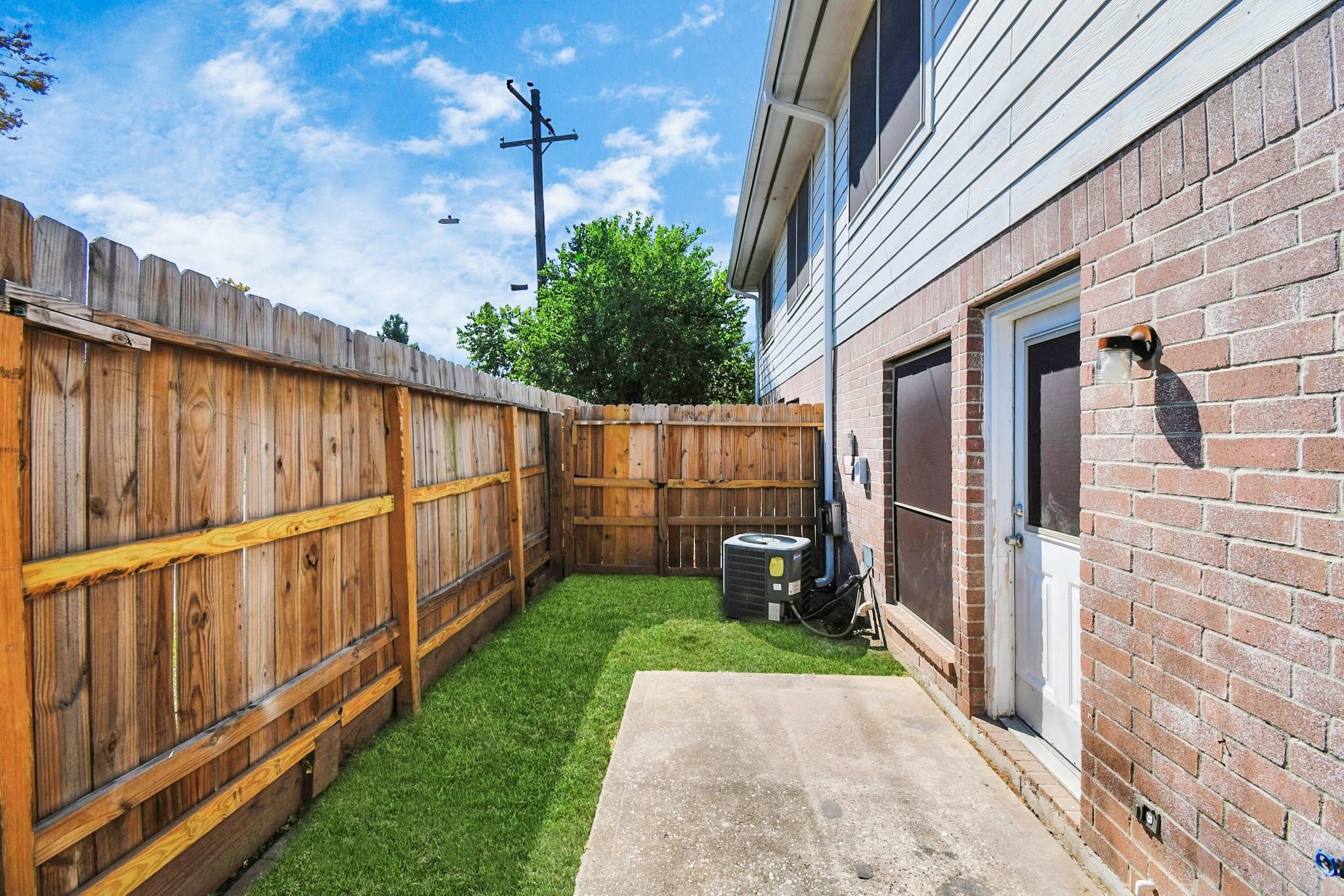 10403 Shadow Oaks Drive, Unit 3A Houston, TX 77043 - Photo 23 of 25 a view of a backyard with a fence