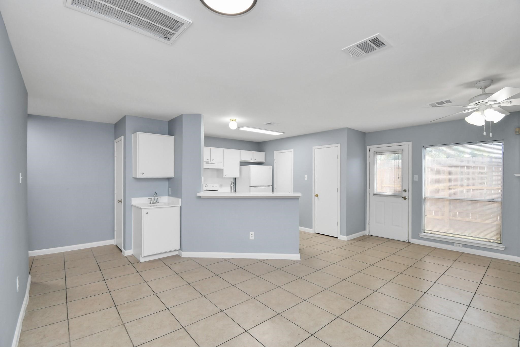 10403 Shadow Oaks Drive, Unit 3A Houston, TX 77043 - Photo 25 of 25 a view of kitchen and window