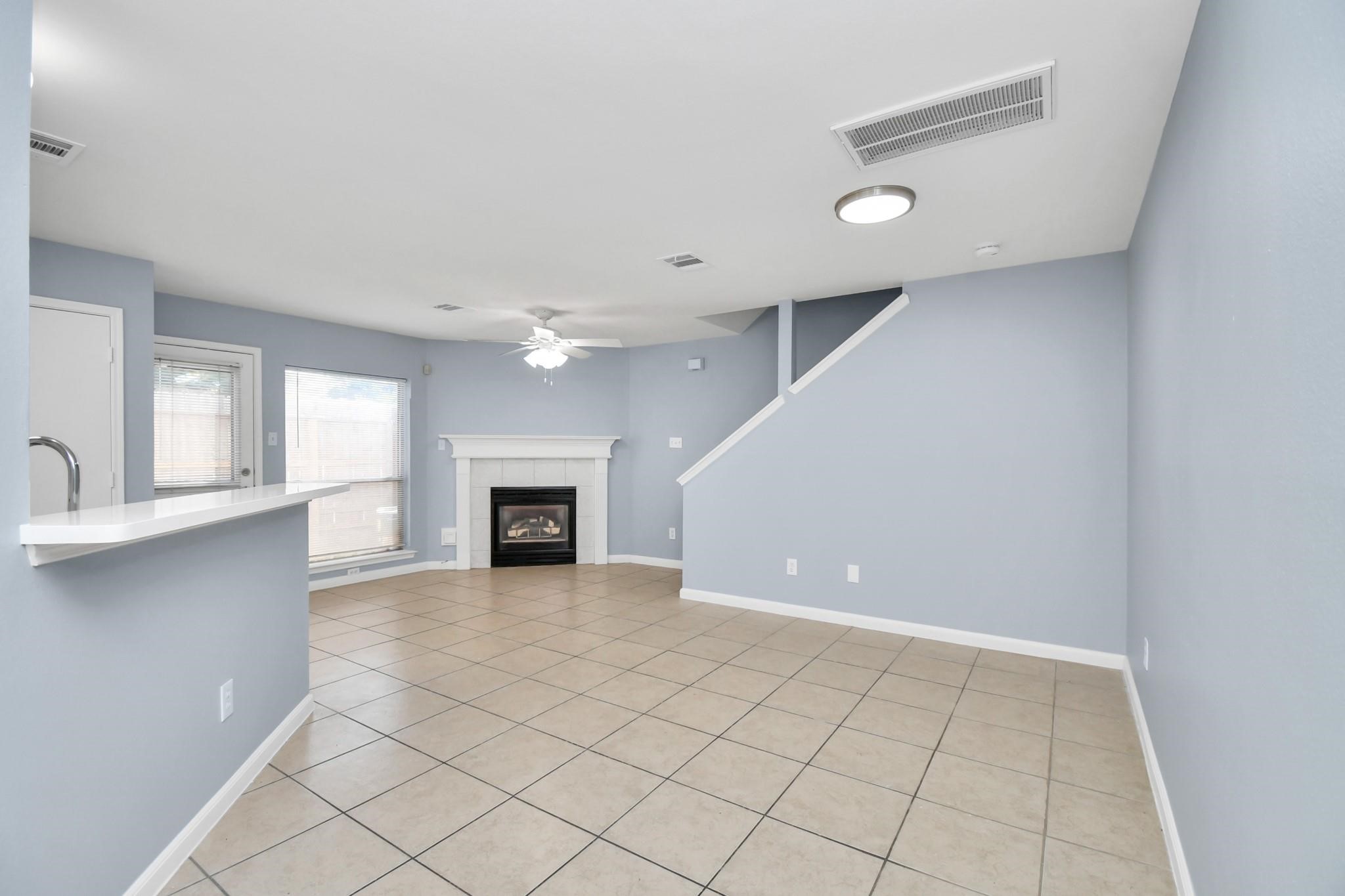 10403 Shadow Oaks Drive, Unit 3A Houston, TX 77043 - Photo 6 of 25 an empty room with windows and fireplace