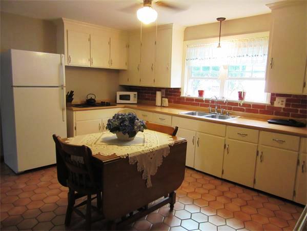 21 Valley View Road Leominster, MA 01453 - Photo 3 of 10 Gallery Image 3