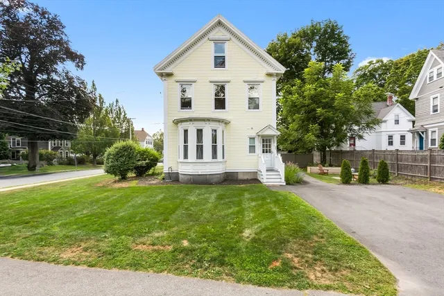 a view of a house with backyard and garden