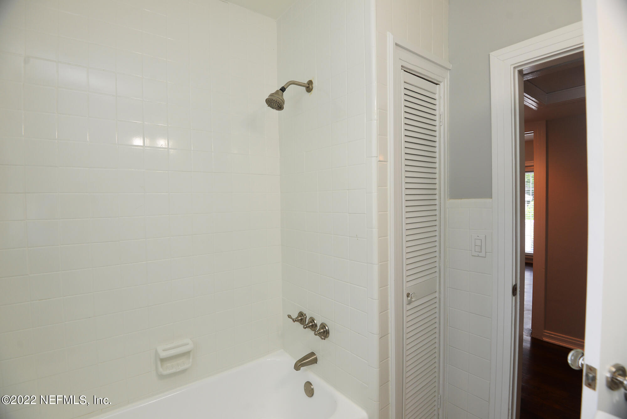 3973 Gadsden Road Jacksonville, FL 32207 - Photo 27 of 45 a bathroom with a bathtub