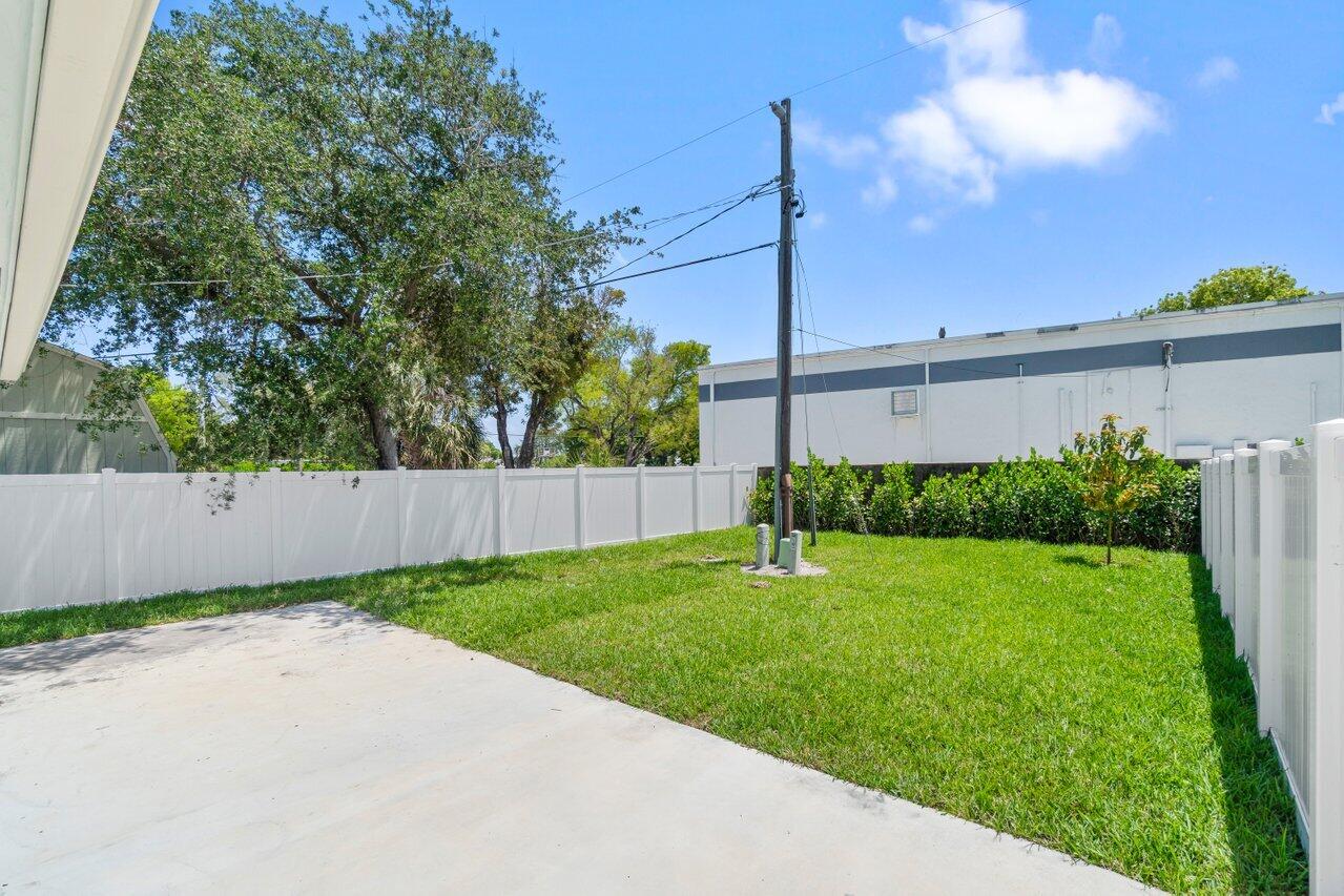 4498 Northwest 2nd Avenue Boca Raton, FL 33431 - Photo 38 of 43 a view of a back yard