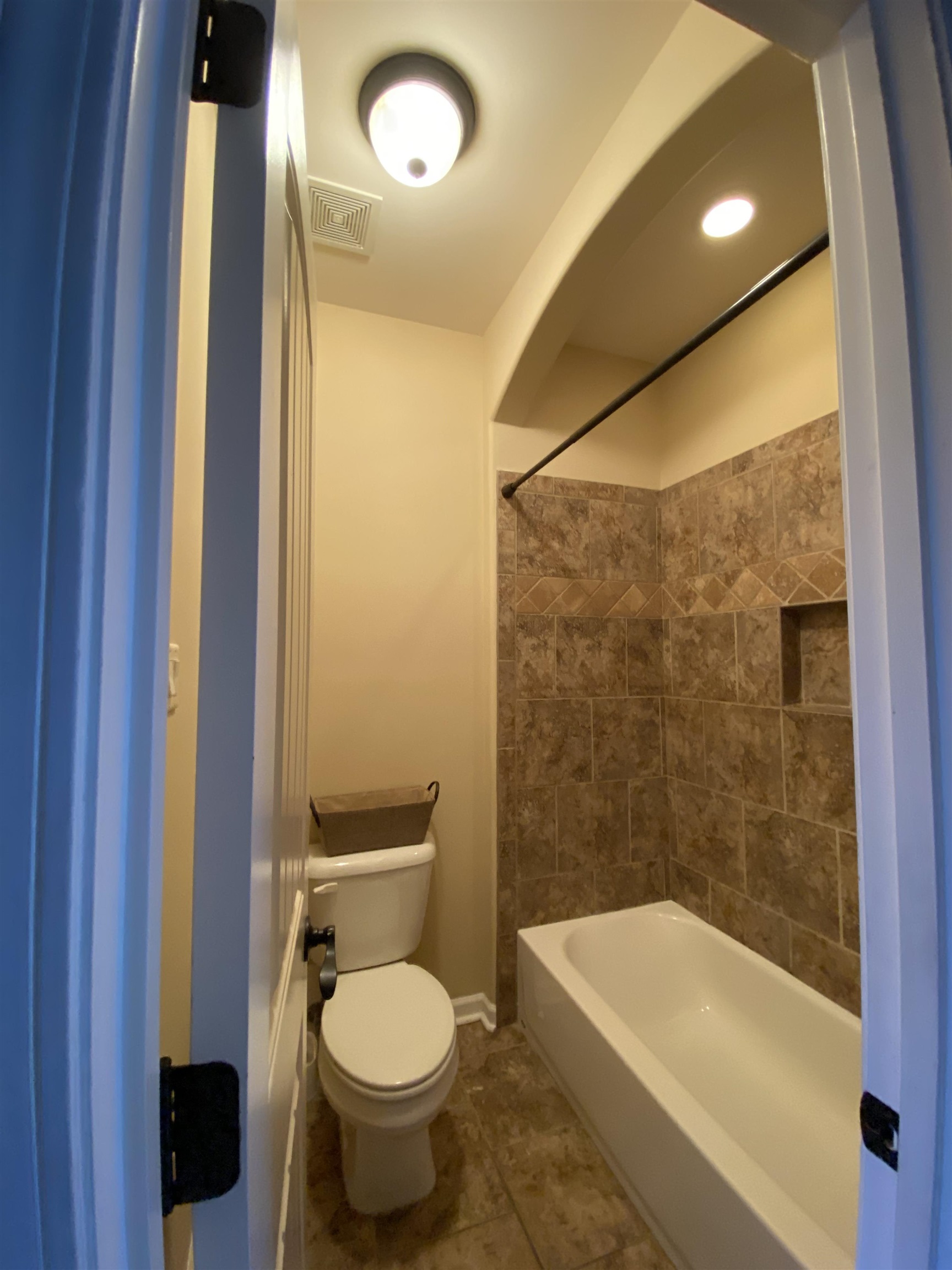 930 Snowden Farm Road Collierville, TN 38017 - Photo 31 of 38 a bathroom with a toilet and a bathtub