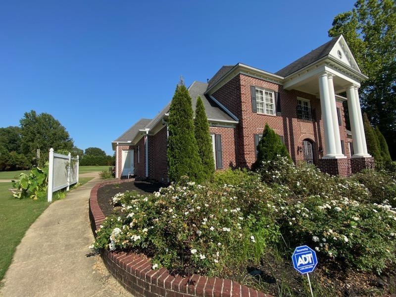 930 Snowden Farm Road Collierville, TN 38017 - Photo 5 of 38 a front view of a house with garden