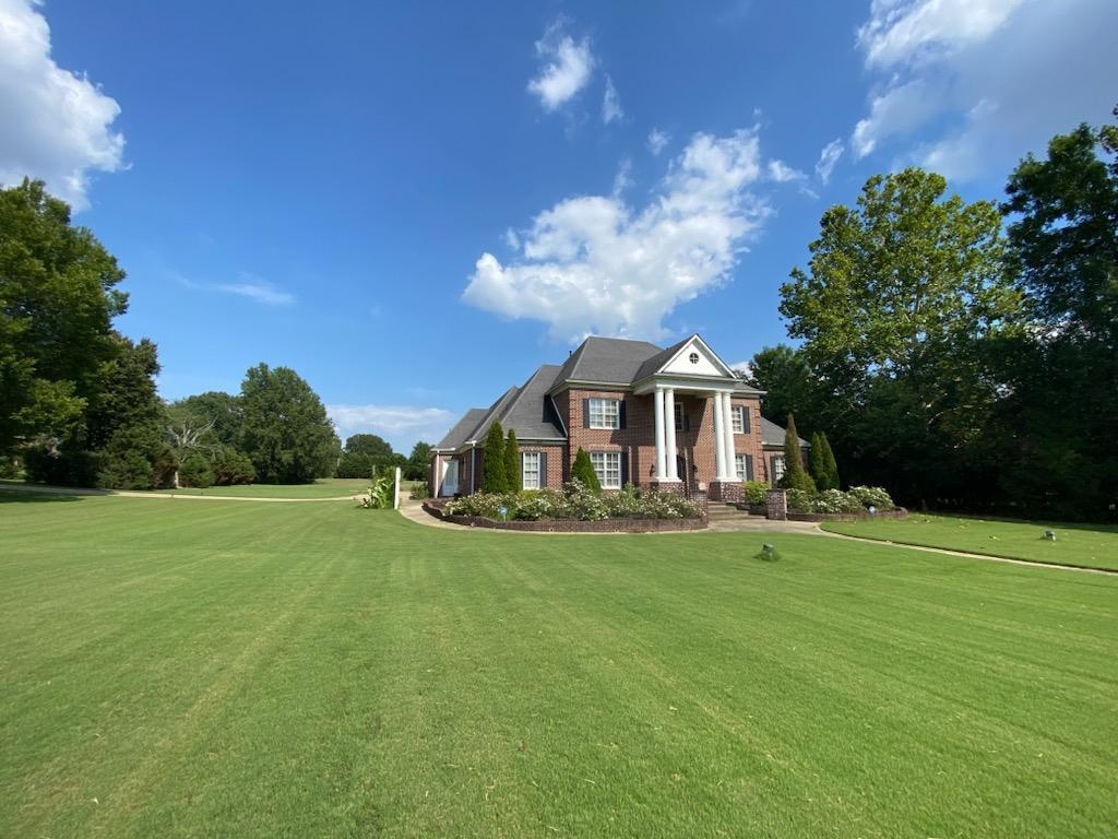 930 Snowden Farm Road Collierville, TN 38017 - Photo 7 of 38 a front view of a house with garden