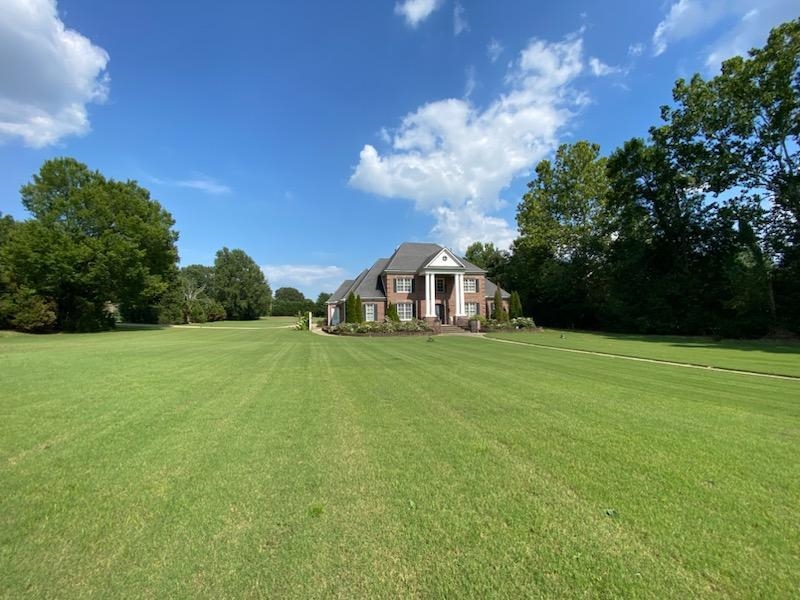 930 Snowden Farm Road Collierville, TN 38017 - Photo 8 of 38 a front view of a house with garden