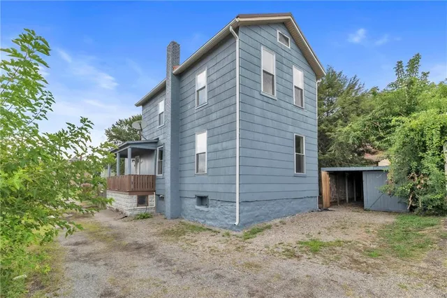 a view of a house with a backyard