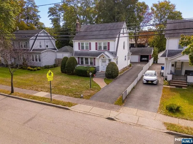 a view of a house with backyard