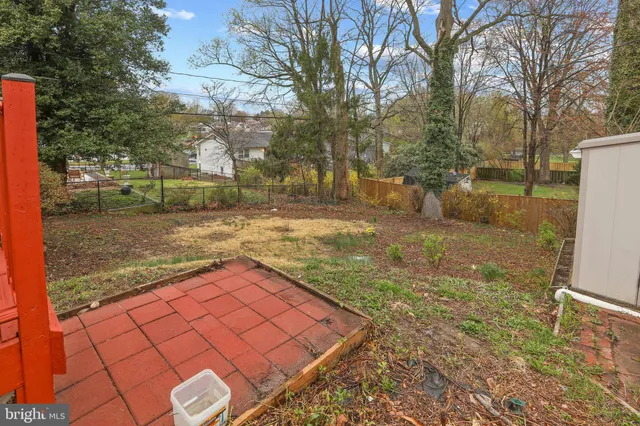 a view of a backyard