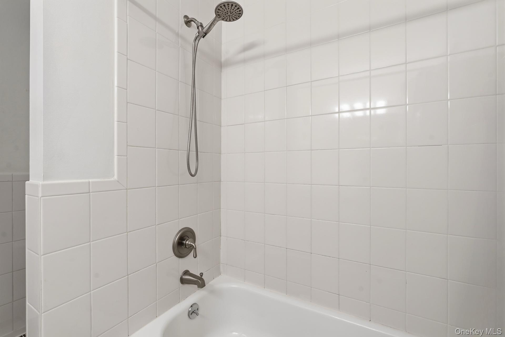 313 Mariners Way Copiague, NY 11726 - Photo 15 of 25 a bathroom with a bathtub