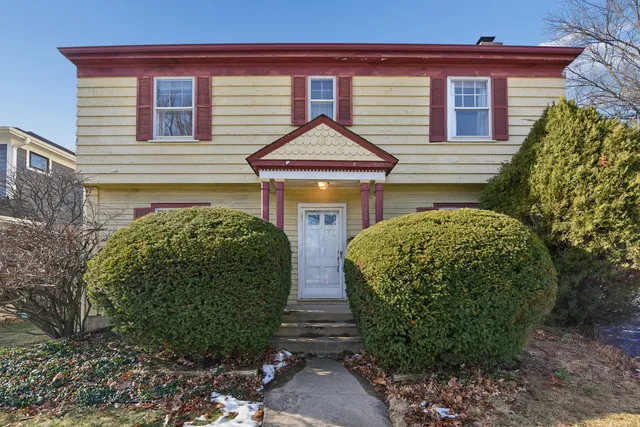 $899,500 | 240 North Willow Road, Elmhurst, IL 60126