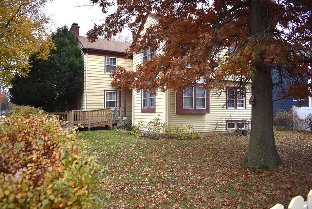 $899,500 | 240 North Willow Road, Elmhurst, IL 60126