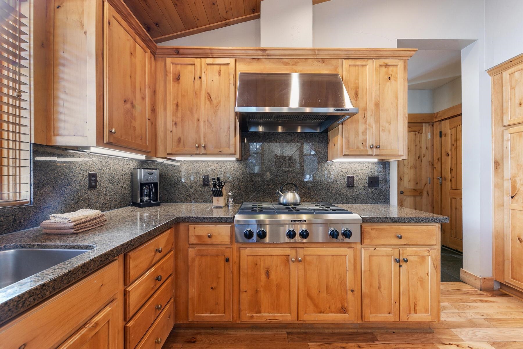 12428 Trappers Trail, Unit F3107 Truckee, CA 96161 - Photo 14 of 28 a kitchen with a stove and cabinets