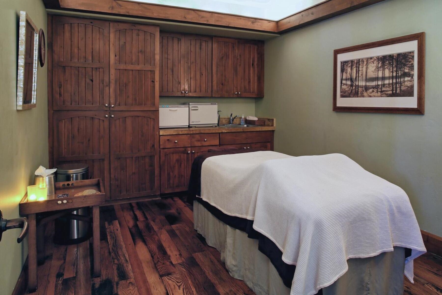 12428 Trappers Trail, Unit F3107 Truckee, CA 96161 - Photo 25 of 28 a bedroom with a bed and wooden floor