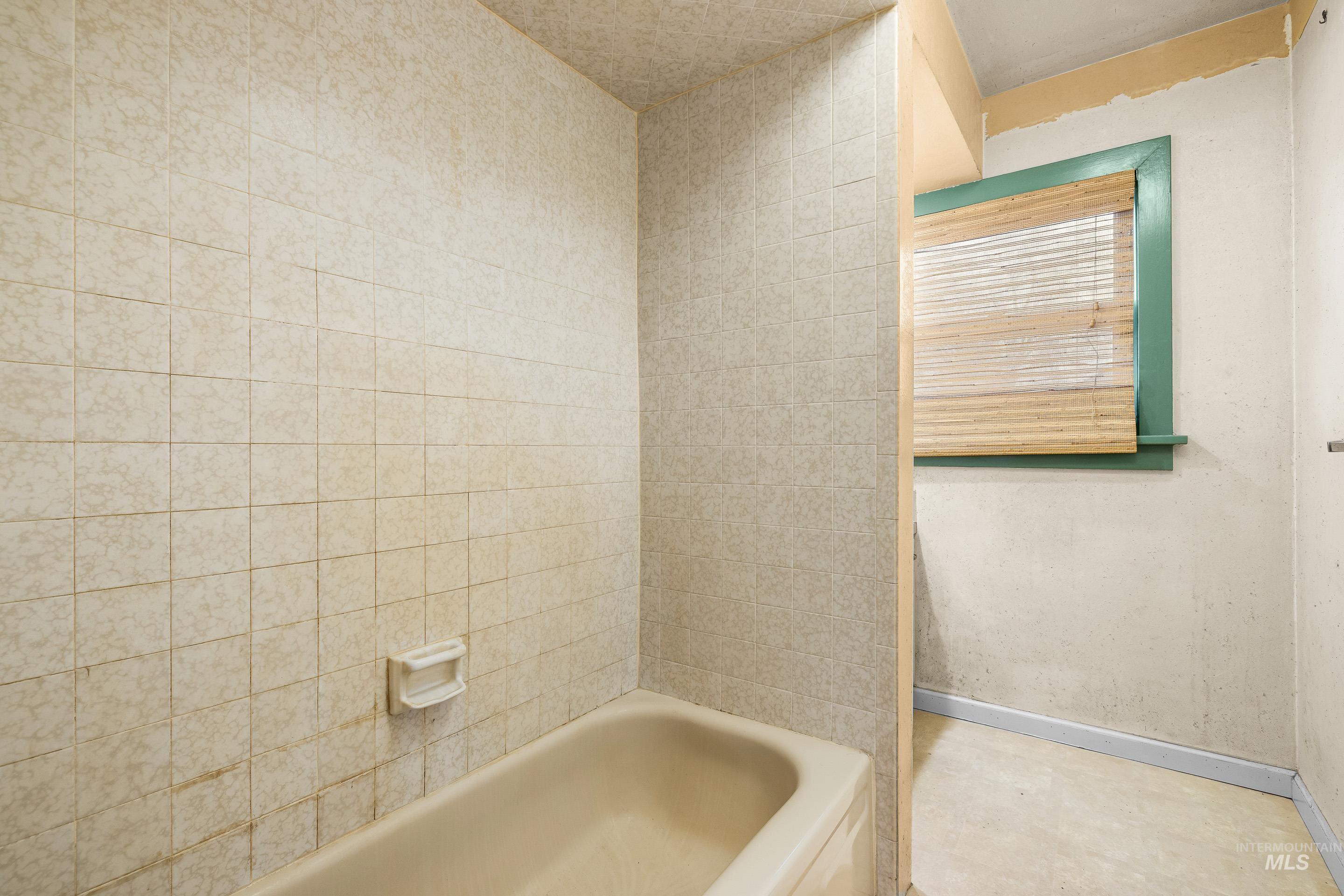 2305 South Gekeler Lane Boise, ID 83706 - Photo 21 of 33 Full bath featuring baseboards and shower / tub combination