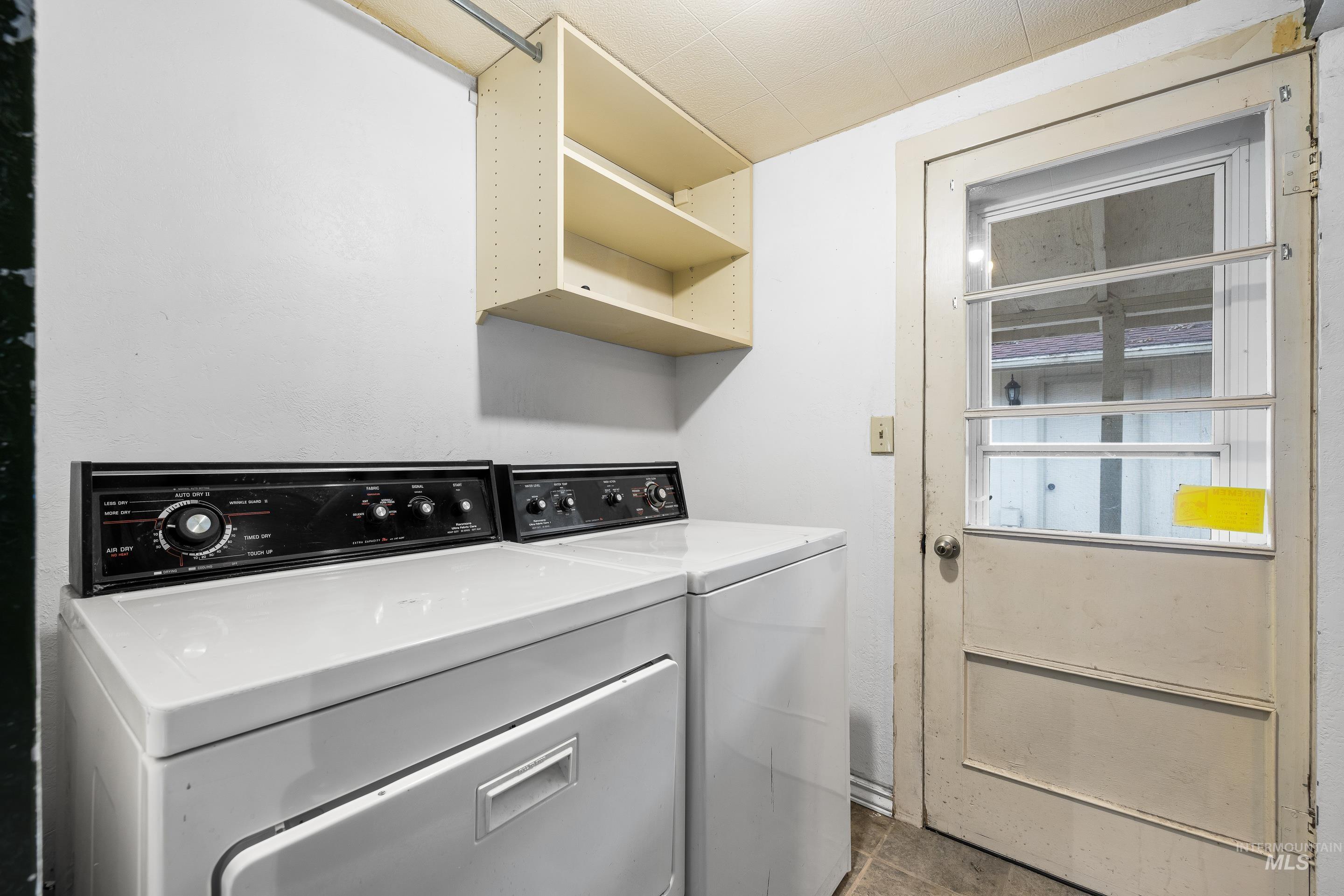 2305 South Gekeler Lane Boise, ID 83706 - Photo 22 of 33 Laundry area with washing machine and clothes dryer