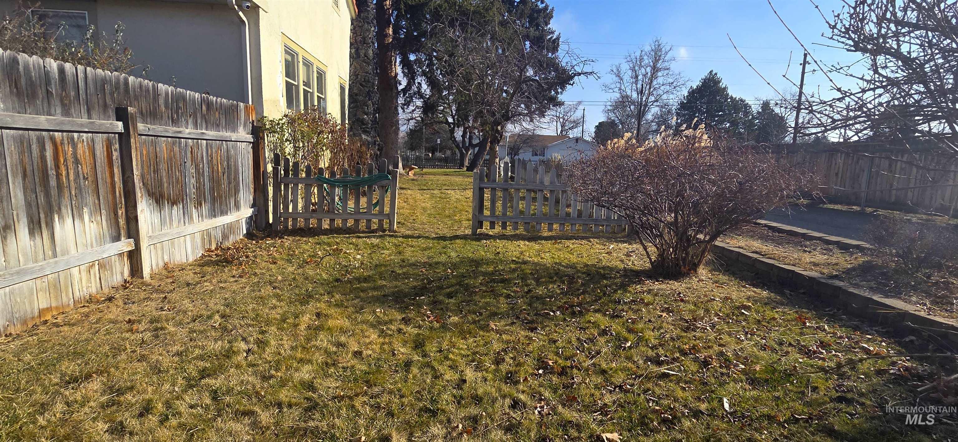 2305 South Gekeler Lane Boise, ID 83706 - Photo 31 of 33 View of fenced yard