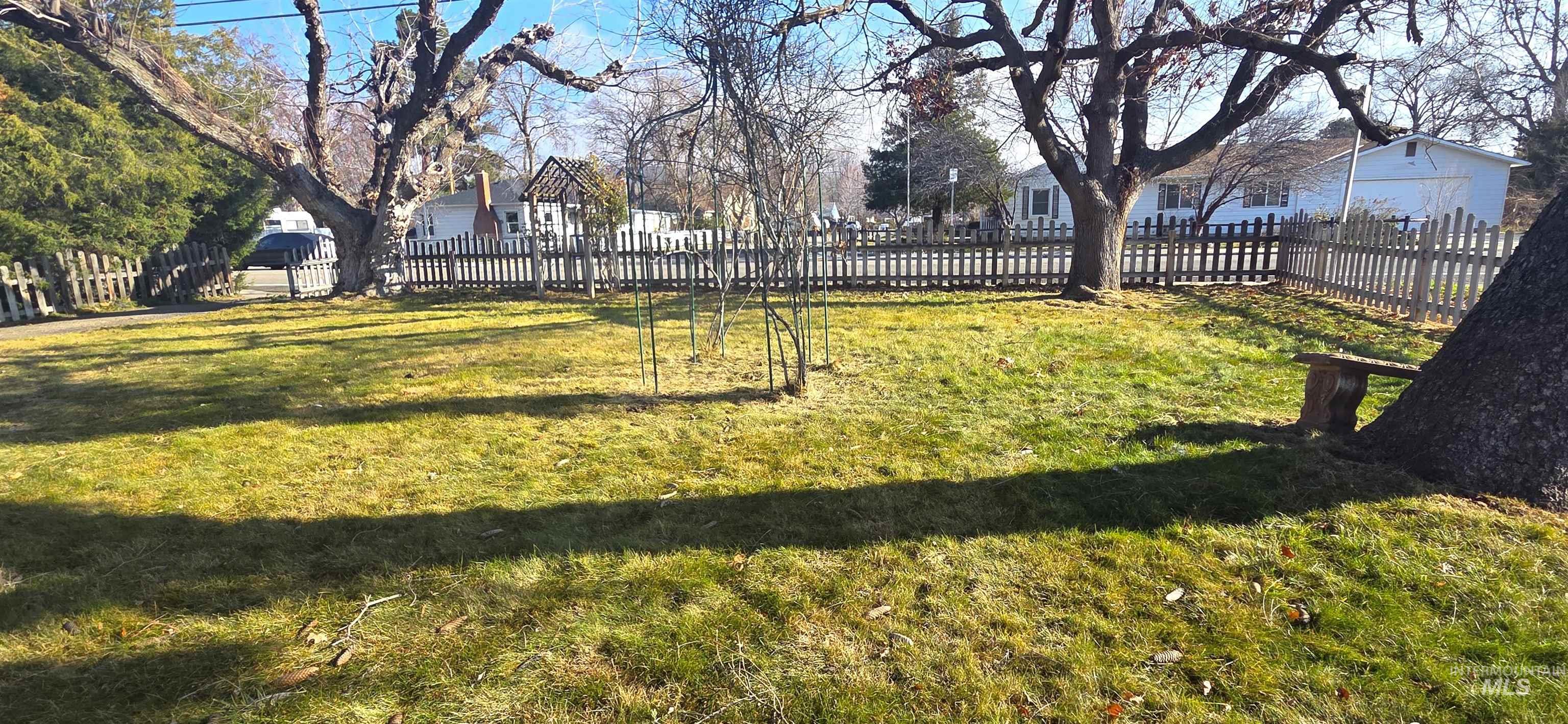 2305 South Gekeler Lane Boise, ID 83706 - Photo 4 of 33 View of yard