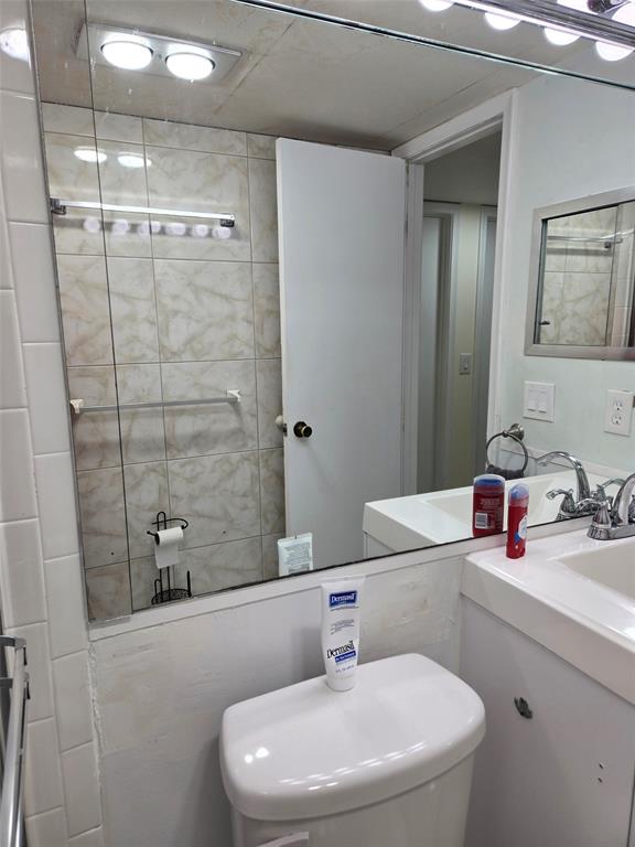 229 Durham East, Unit 229 Deerfield Beach, FL 33442 - Photo 9 of 64 a bathroom with a sink a toilet and shower