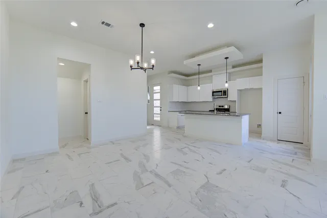 a view of empty room with a ceiling fan