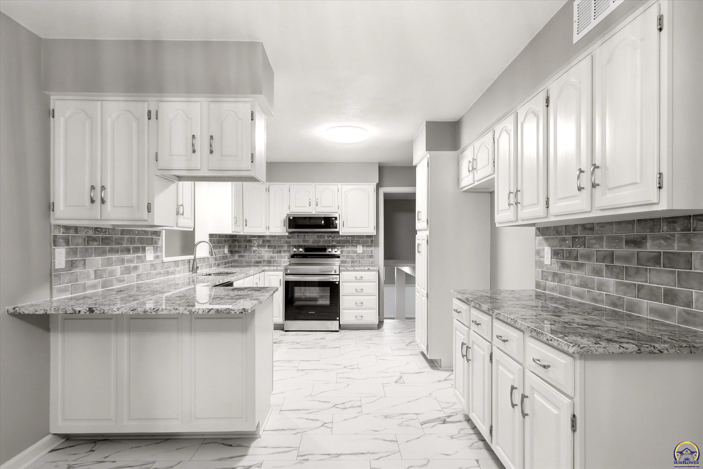4625 Northwest Brickyard Road Topeka, KS 66618 - Photo 6 of 53