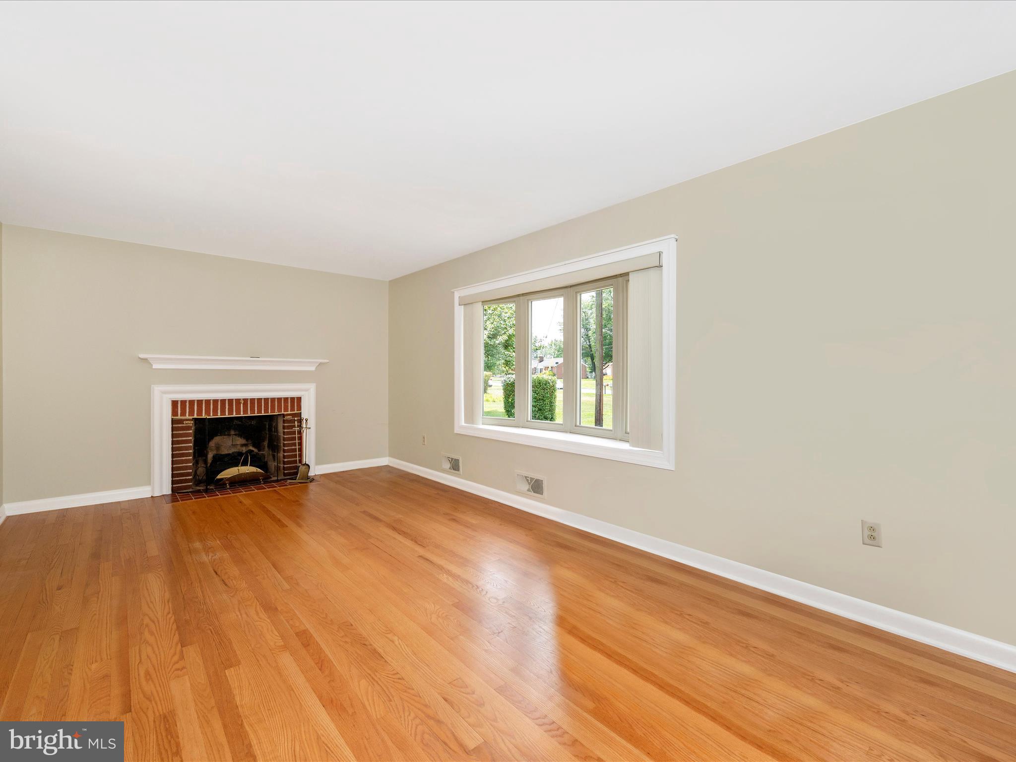 40 Georgetown Road Walkersville, MD 21793 - Photo 4 of 52 Living Room