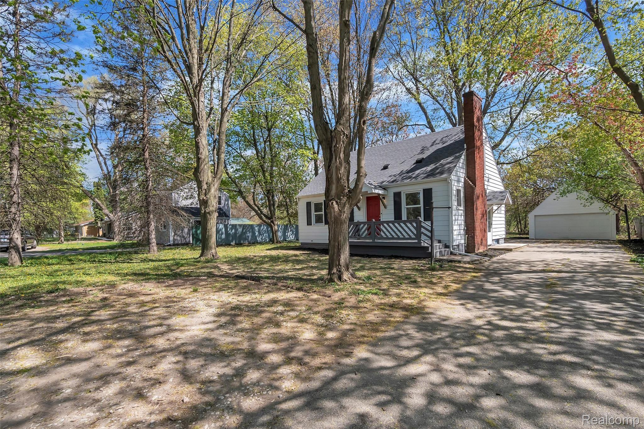 8044 Davison Road Davison, MI 48423 - Photo 3 of 36 04_8044DavisonRdWindowStillRealEstatePhotography4_mls.jpg