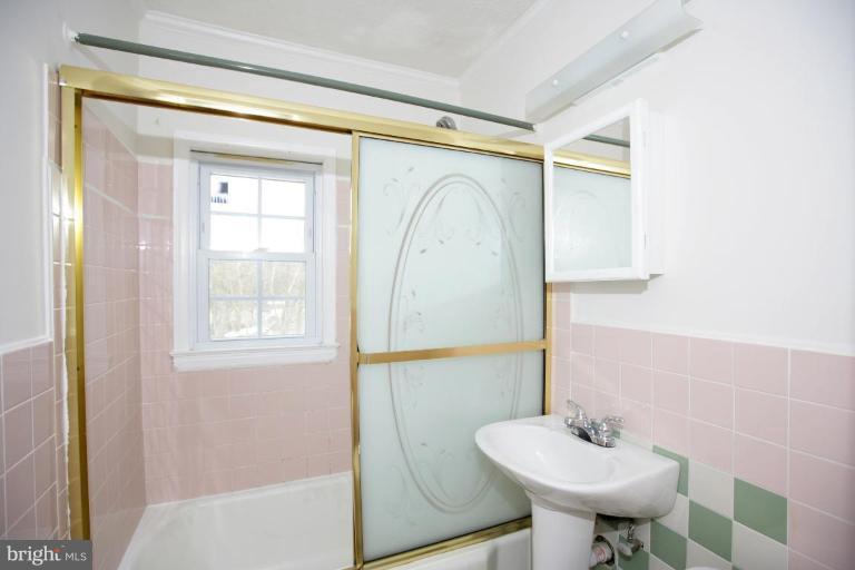 4232 Round Hill Road Silver Spring, MD 20906 - Photo 4 of 13 Bath #1