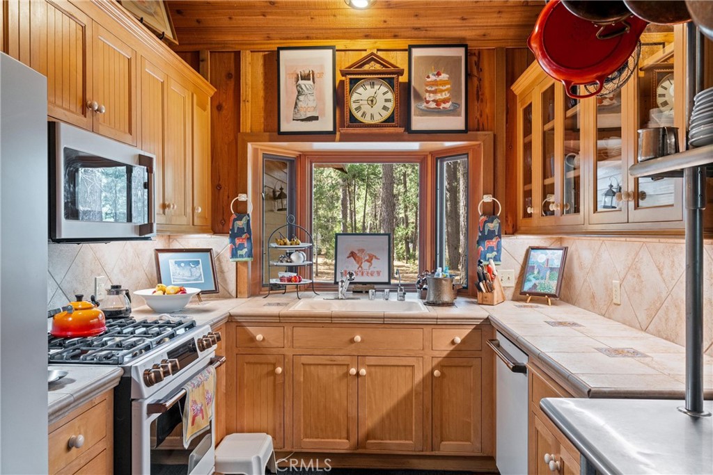 7501 Maddrill Lane Butte Meadows, CA 95942 - Photo 18 of 70 a kitchen with a stove a sink and a refrigerator