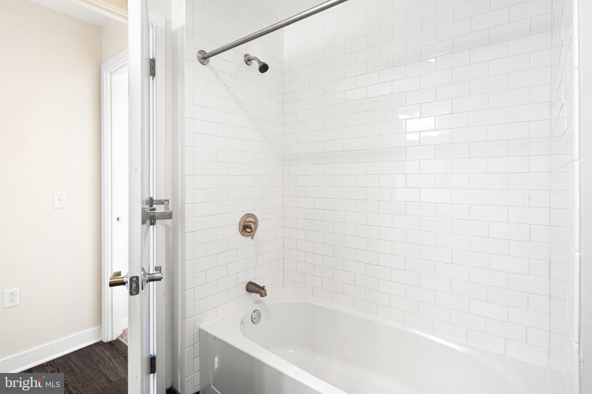 523 North Broad Street, Unit P1 Philadelphia, PA 19123 - Photo 21 of 37 a bathroom with a bathtub