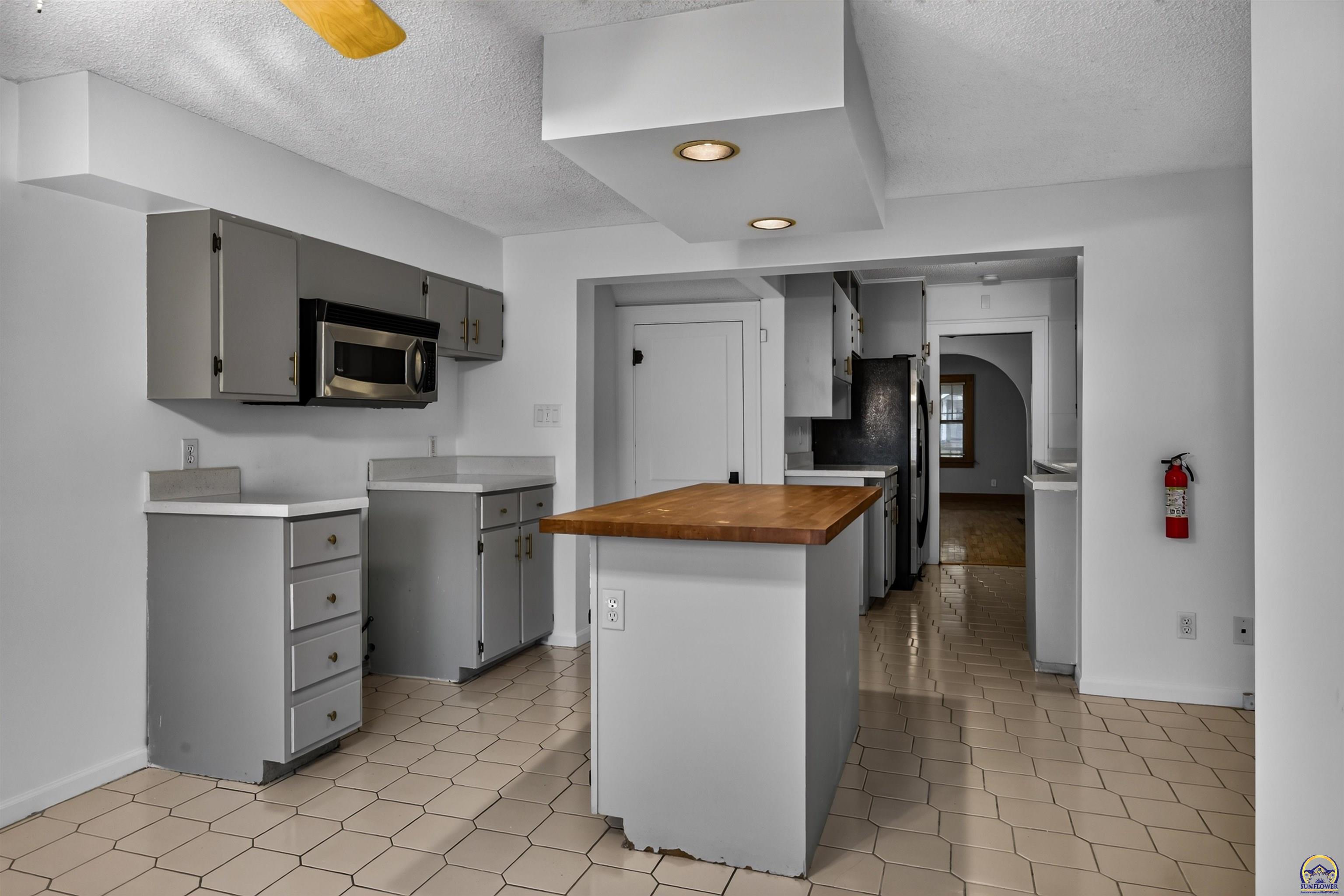 1339 Southwest High Avenue Topeka, KS 66604 - Photo 5 of 33