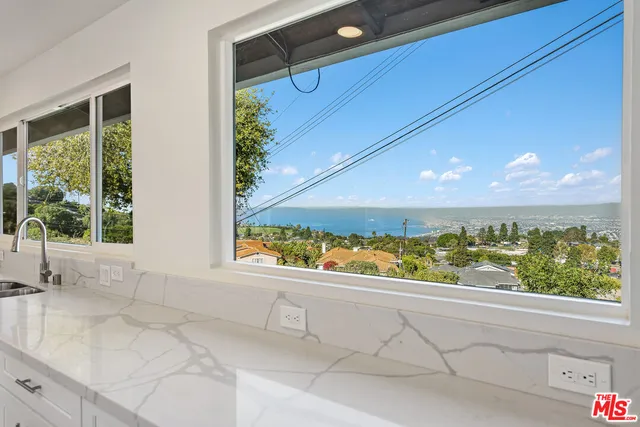 a view of lot of an entryway