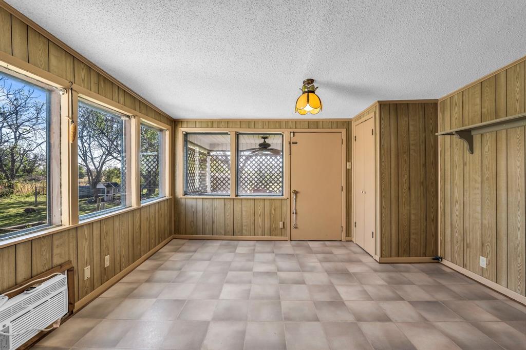 982 North Houston Street Lorena, TX 76655 - Photo 14 of 35 a view of entryway with interior
