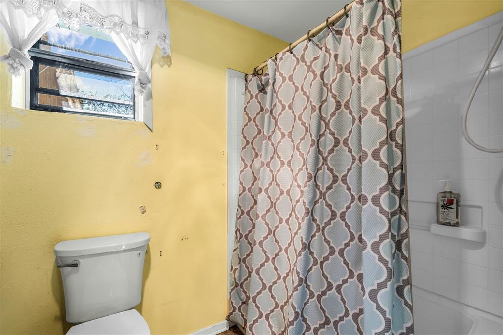 982 North Houston Street Lorena, TX 76655 - Photo 19 of 35 a bathroom with a toilet and a shower curtain
