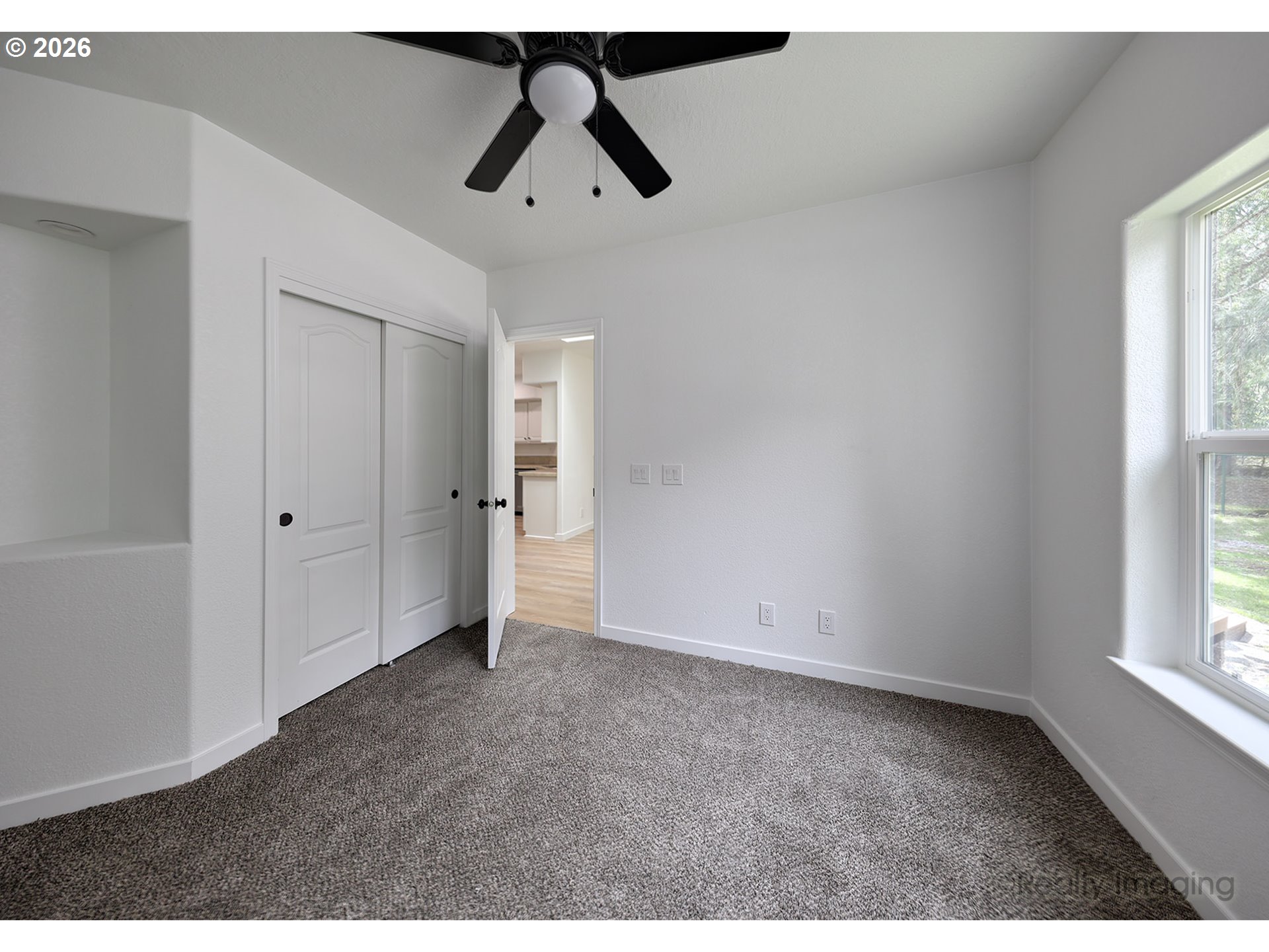 68908 East Cedar Hill Loop Welches, OR 97067 - Photo 17 of 21 en empty room with windows and cabinet
