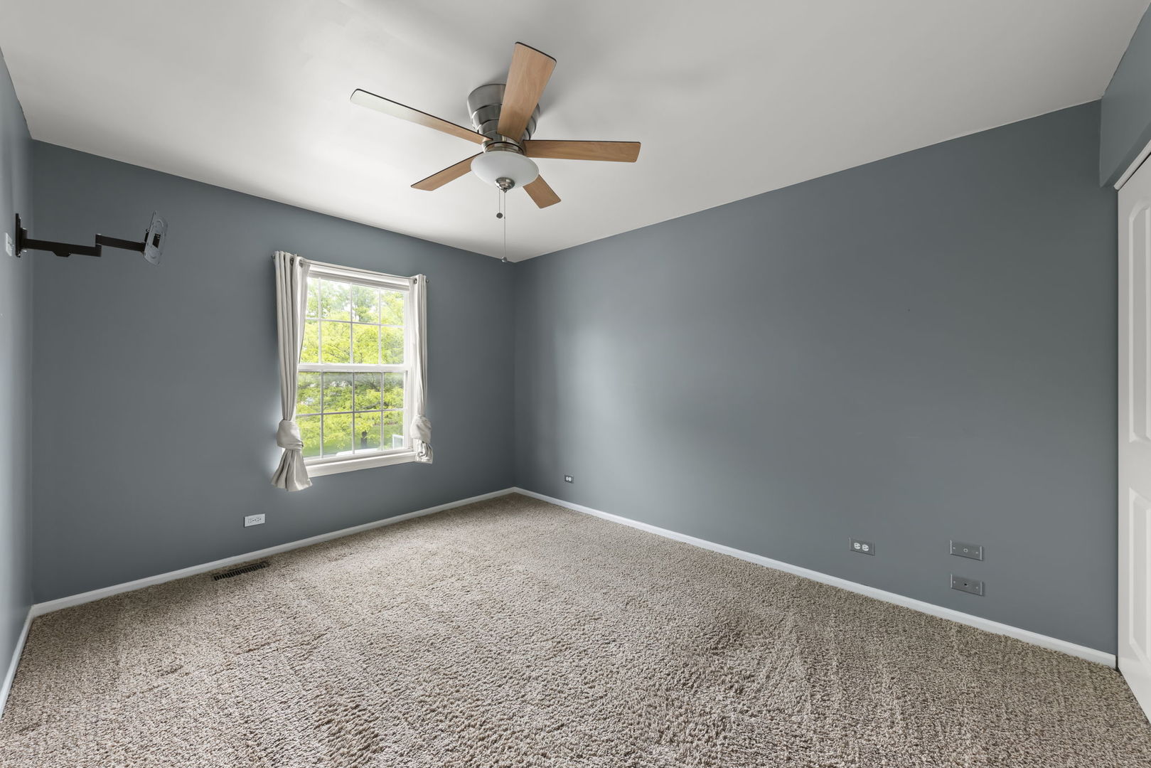 1462 Haversham Drive Aurora, IL 60502 - Photo 21 of 44 an empty room with a window and a fan